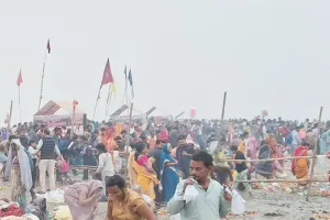 कार्तिक पूर्णिमा: गंगा-यमुना में लाखों श्रद्धालुओं ने लगाई आस्था की डुबकी, किया दान-पुण्य व दीपदान 