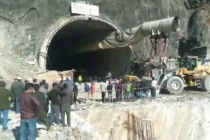 सुरंग से श्रमिकों को निकालने के प्रयासों को झटका,खराब हुई ऑगर मशीन: विशेषज्ञ 