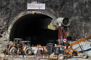 महज 13 मीटर दूर हैं श्रमिक, सुरंग में फंसे मशीन कटर निकालने का काम शुरू