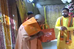 अयोध्या: मुख्यमंत्री योगी ने हनुमानगढ़ी मंदिर में की पूजा-अर्चना, रामलला के किए दर्शन