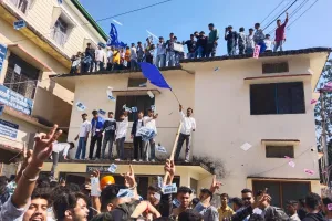 हल्द्वानी: पुलिस की मौजूदगी में कॉलेज के गेट पर दो गुट भिड़े