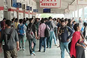 शाहजहांपुरः घर वापसी के लिए ट्रेनों में जगह नहीं, जनरल कोच में भी मारामारी, यात्री परेशान