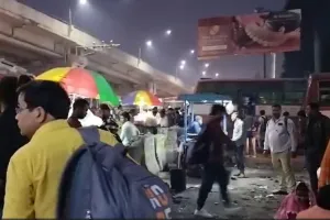 बरेली: बाहर रहने वाले परिवार के साथ त्योहार मनाने के लिए लौट रहे घर, यात्रियों से ठसाठस भरे वाहन 