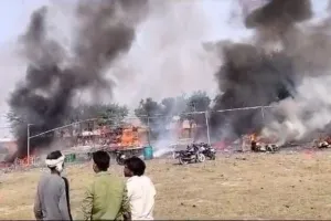 मथुरा के पटाखा बाजार में लगी भीषण आग, 15 लोग झुलसे, 4 की हालत गंभीर 