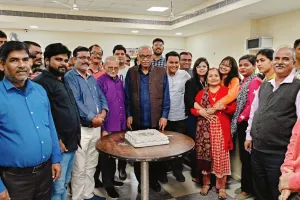 बरेली: अमृत विचार अखबार के '4 साल बेमिसाल', समूह संपादक ने केक काटकर दीं शुभकामनाएं