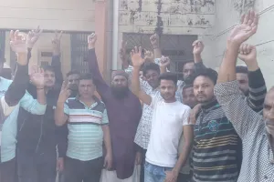 रामनगर: मीट कारोबारियों ने की एसडीएम कार्यालय के बाहर नारेबाजी 