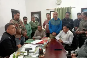 रामनगर: साहब जंगली जानवरों से बचाओ...लोगों का चढ़ा पारा, अधिकारियों का किया घेराव