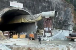 उत्तरकाशी सुरंग हादसा: ताजा भूस्खलन से बचाव अभियान में पड़ी अड़चन, दिल्ली से आ रहीं बड़ी मशीनें 