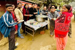 मुरादाबाद : कायस्थ महासभा के पदाधिकारियों ने वितरित की खिचड़ी