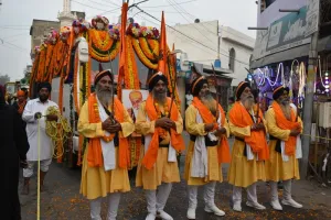 रामपुर :  गतकों और तलवारबाजी में युवाओं ने दिखाए हैरत अंगेज कारनामे, नगर कीर्तन को शहर विधायक ने दिखाई हरी झंडी 