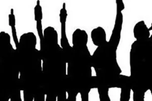 पीलीभीत: जाम छलकाते मिले युवकों को पुलिस ने पकड़ा, फजीहत पर छोड़ा..जानिए पूरा मामला 