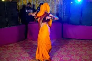 VIRAL VIDEO: भाभी ने हरियाणवी गाने 'तेरा बालम छैल छबीला पर लगाए जबरदस्त ठुमके, लोग डांस मूव्स के बने दीवाने