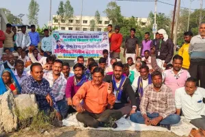 पीलीभीत: जुलूस निकालकर पहुंचे ग्रामीणों ने विधायक आवास के पास शुरू कर दिया धरना..जानिए मामला 