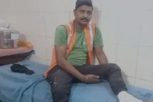 कुतुबखाना पुल निर्माण: ट्रैक्टर-ट्रॉली को जोड़ते समय मजदूर हुआ घायल, अस्पताल में भर्ती 