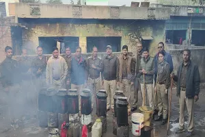 मुरादाबाद : भातू कॉलोनी में आबकारी टीम का छापा, अवैध शराब के साथ एक व्यक्ति को पकड़ा