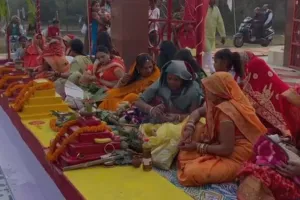 बरेली: छठ पूजा के तीसरे दिन अस्ताचलगामी सूर्य को व्रती महिलाओं ने दिया अर्घ्य 