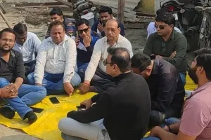 पीलीभीत: पस्त चल रही धान खरीद के बीच क्यों गुस्साए राइस मिलर्स और दे दिया धरना..जानिए मामला 