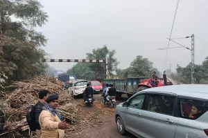 संभल : रेलवे क्रासिंग पर पलटी गन्ना लदी ट्रैक्टर-ट्रॉली, मुख्य मार्ग जाम