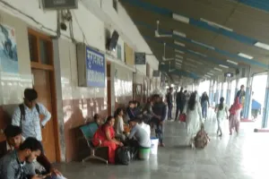  मुरादाबाद : देरी से चल रहीं ट्रेनें, यात्री परेशान