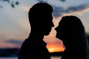 बरेली: पति को नशे की गोलियां देकर आशिक के साथ रंगरलिया मनाती थी पत्नी, रंगे हाथ धरा तो किया जान से मारने का प्रयास