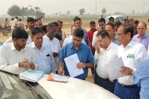 संभल : लखनऊ की टीम ने देखी औद्योगिक गलियारे की जमीन