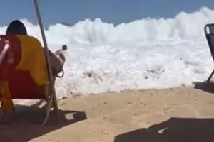 VIRAL VIDEO: समुद्र के किनारे एन्जॉय कर रहे थे लोग, अचानक आई खतरनाक लहर, वीडियो में देखें खौफनाक मंजर 