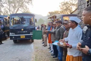 रामनगर: कार्बेट का पार्क ढिकाला जोन पर्यटकों के लिए खुला, निदेशक ने दिखाई हरी झंडी   