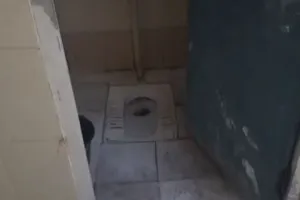 बरेली: बीमारी का अड्डा बना जिला महिला अस्पताल का शौचालय, सुध लेने वाला कोई नहीं