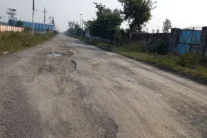 शाहजहांपुर: औद्योगिक क्षेत्र में सड़क के गड्ढे देख उड़ रहे होश, बना रहता है हादसे का खतरा