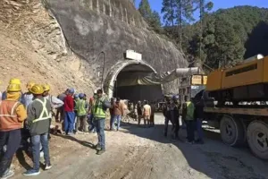 उत्तरकाशी सुरंग हादसा: ऑगर मशीन ने 21 मीटर तक मलबा भेदा, श्रमिकों के सुरंग से जल्द निकलने की उम्मीद बढ़ी 