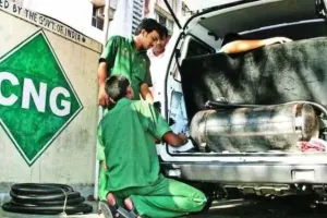CNG Price Hike: दिल्ली-NCR में रहने वालों को बड़ा झटका, महंगी हुई CNG, जानें आज नया का रेट