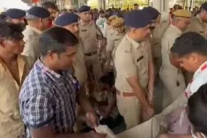 छठ पर बिहार जाने के लिए सूरत रेलवे स्टेशन पर मची भगदड़, 1 पैसेंजर की मौत और 4 बेहोश