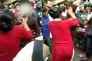 बांदा: युवती ने सरेबाजार युवक को दे दनादन मारे कई चप्पल, बोले एएसपी- जांच के बाद की जायेगी कार्यवाही 