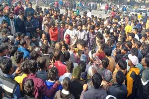 सहारनपुर में भीषण सड़क हादसा: बेकाबू डंपर से कुचल कर तीन लोगों की मौत, छह घायल