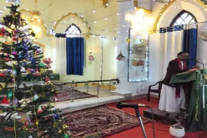 बहराइच: आतिशबाजी के साथ धूमधाम से मनाया गया प्रभु यीशु का जन्म, लोगों ने एक दूसरे को दी बधाई, बच्चों में दिखा खास उल्लास