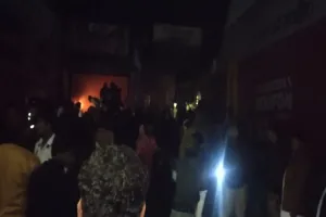 बहराइच: इलेक्ट्रिक और पेंट की दुकान में लगी आग, लाखों का नुकसान