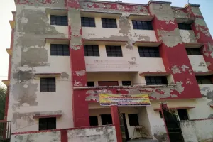 संत कबीर नगर: शेल्टर होम में नहीं मिला कोई लाचार, किसी कमरे में परीक्षार्थी तो किसी में आराम फरमाते दिखे व्यापारी