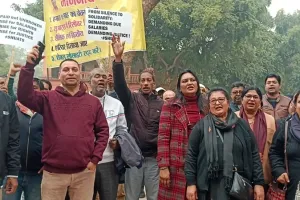 प्रयागराज: SHUATS के कुलपति के खिलाफ शिक्षकों व कर्मचारियों ने निकाला पैदल मार्च