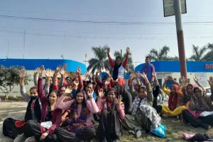 रुद्रपुर: ठंड के बीच डटे रहे श्रमिक, गेट पर चलता रहा हंगामा