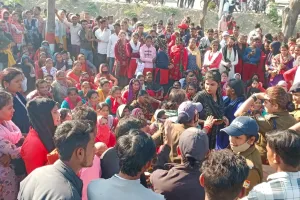 रुद्रपुर: कंपनी गेट पर नई भर्ती का बोर्ड देखकर भड़के श्रमिक