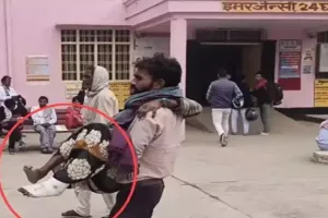 आजमगढ़: स्ट्रेचर ना मिलने से बीमार मां को गोद में लेकर हॉस्पिटल में भटकता रहा बेटा