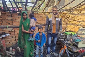 रायबरेली: आग से दो भाइयों की गृहस्थी जलकर राख, लाखों का नुकसान, खुले आसमान के नीचे दोनों परिवार 