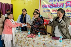 बहराइच: छात्राओं को बांटे गए Smartfone, बोले नपा. अध्यक्ष- तकनीकी शिक्षा से जुड़कर सशक्त बनेंगी छात्राएं 