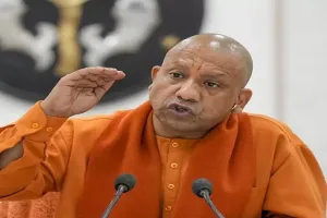 बहुमंजिला इमारतों की लिफ्ट में हो Emergency Bell और CCTV कैमरा, सीएम ने दिए निर्देश 