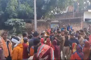 रायबरेली: पत्नी ने प्रेमी के साथ मिलकर की पति हत्या! बेटे और साले ने लगाया आरोप, ग्रामीणों ने शव रख किया प्रदर्शन