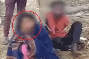 प्यार में मिली तालीबानी सजा: प्रेमी जोड़े को ग्रामीणों ने खंभे से बांध कर पीटा, पांच बच्चों की मां है महिला