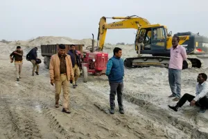 गोंडा: घाघरा के किनारे से एक लाख घनमीटर बालू खोद ले गए खनन माफिया, दो पोकलैंड मशीन व सात ट्रक बरामद