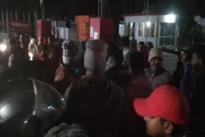 संतकबीरनगर: दबंगों की पिटाई से घायल छात्र की उपचार के दौरान मौत, आक्रोशित परिजनों ने किया धनघटा थाने का घेराव 