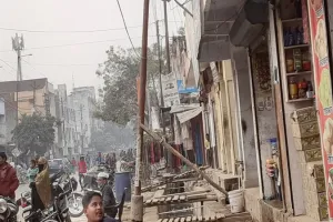 रायबरेली: हादसे को दावत दे रहा बिजली का पोल, शिकायत पर जेई और एसडीओ करते हैं बदसलूकी 