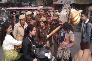 हरदोई: सड़क पर उतरे यमराज, बाइक और कार सवारों को दी हिदायत, लोगों ने ली सेल्फी